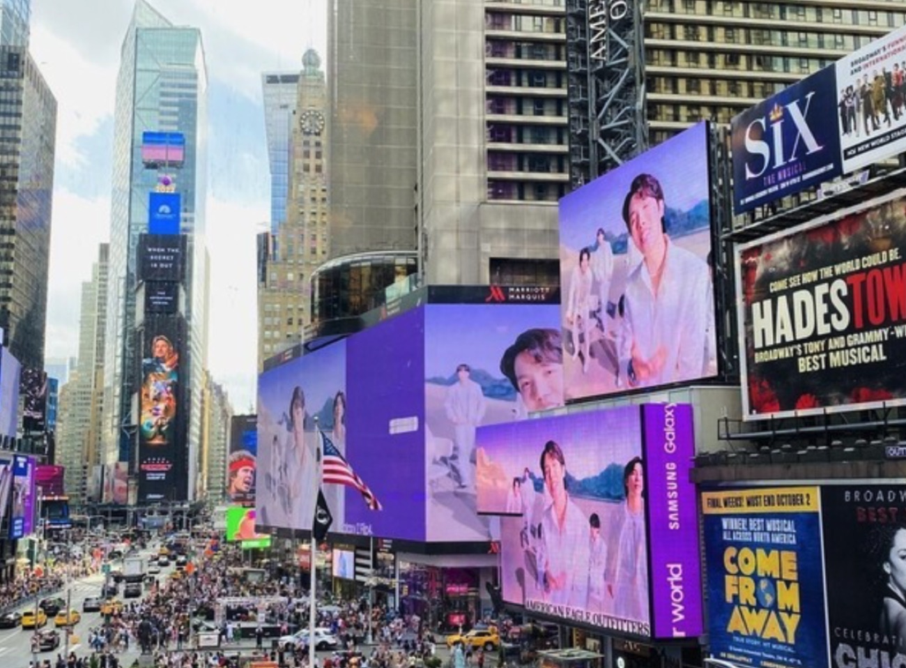 뉴욕 타임스스퀘어 한복판을 채운 BTS 옥외광고. K-컬처는 이미 미국의 일상 가까이에 있습니다.